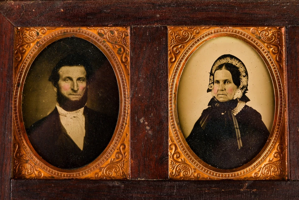 Ambrotype Family Collection 16 9th Plate Ambrotypes In One In Antique Frame V21 - Image 2 of 4