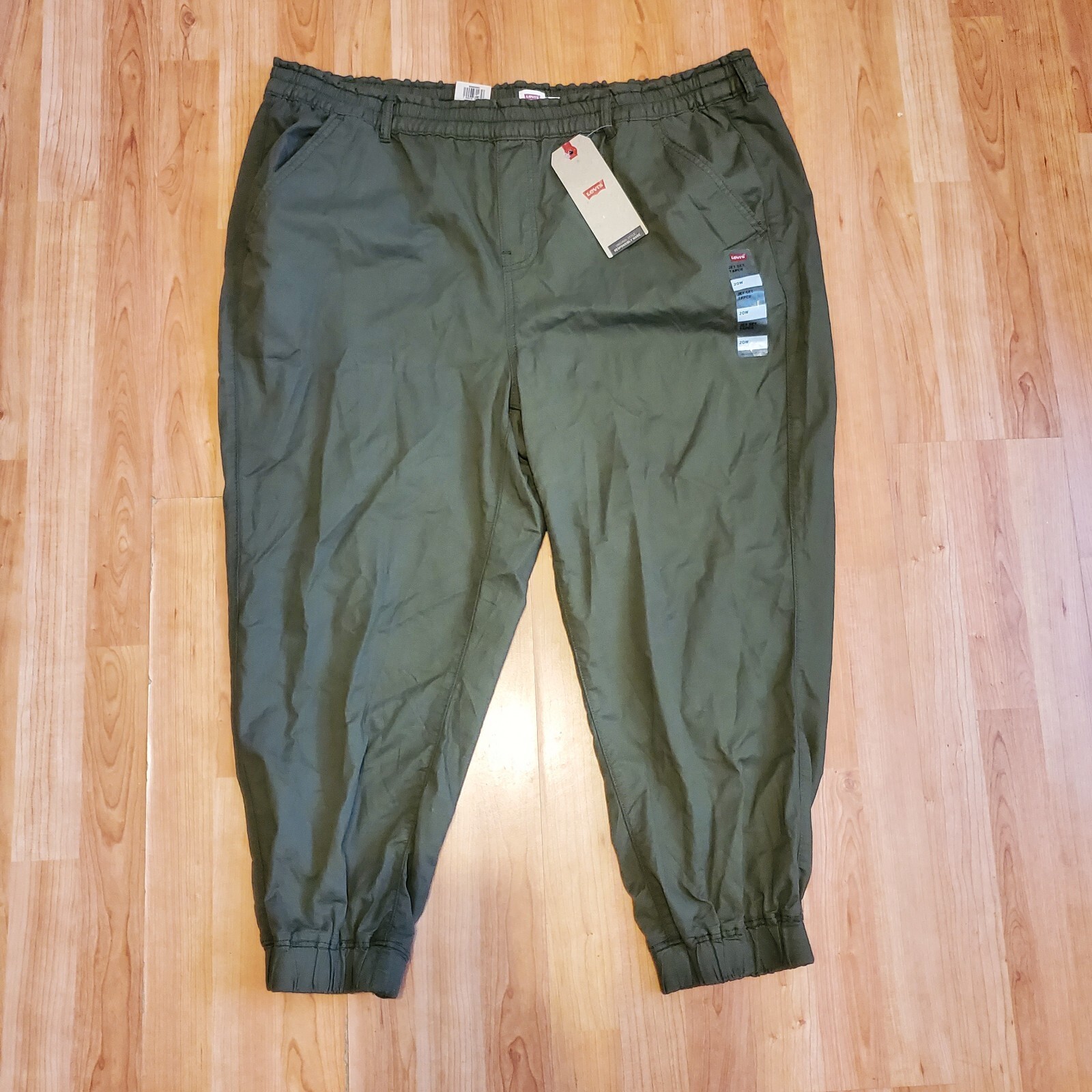 Arriba 46+ imagen levi's belted jet set joggers Thptnganamst.edu.vn