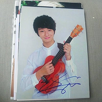 Sungha Jung *South Korea Fingersytle*, original signed Photo 20x27 cm (Stpl)