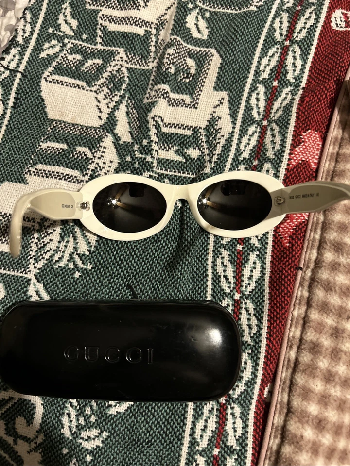 Gafas de sol Gucci blancas con montura ovalada hechas en Italia con estuche Foto 4 de 4