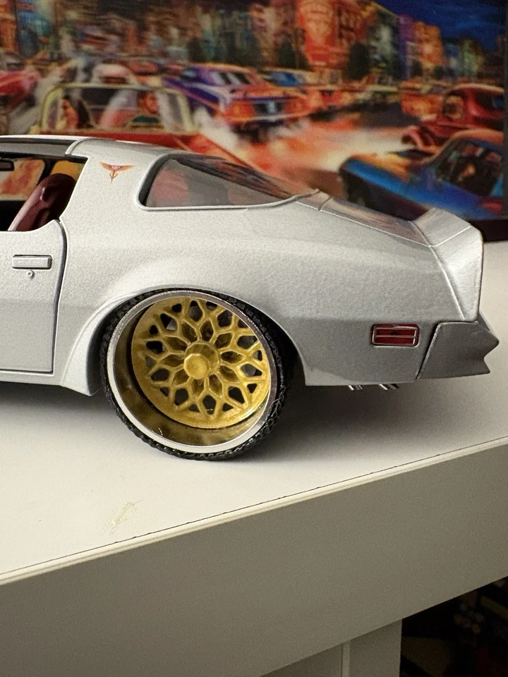 Greenlight 1/18 Scale Diecast 1977 Pontiac Firebird T/A - Silver - Image 4 of 4