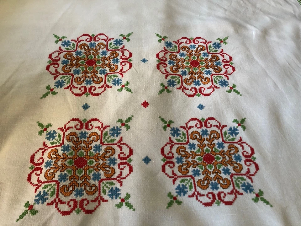 Nappe vintage française, brodée main point de croix - Photo 2/4