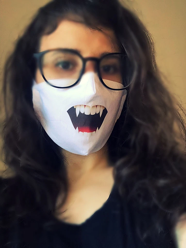 Máscara Facial Dientes de Vampiro Beige Tela de Algodón Adultos Talla M-L Hecha en EE. UU. Foto 2 de 4