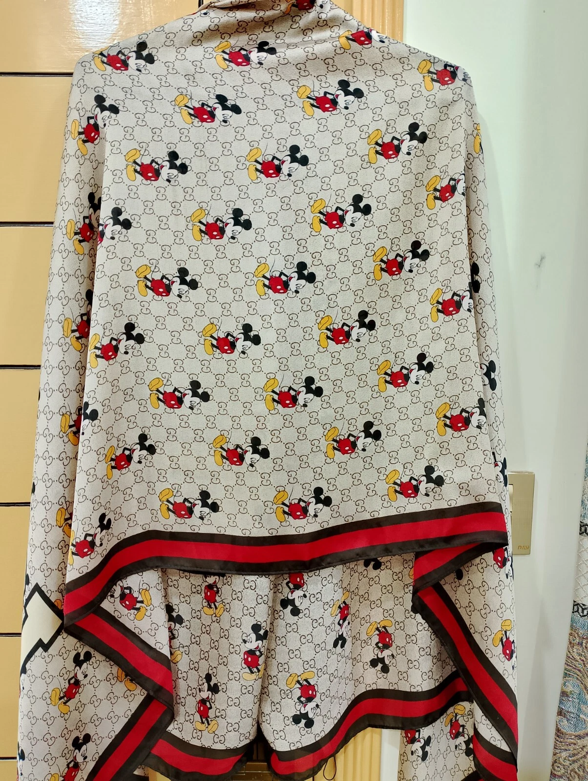 GUCCI Foulard en Soie Châle Silencieux Étole 100% SOIE SOIE Made In Italy GG LOGO