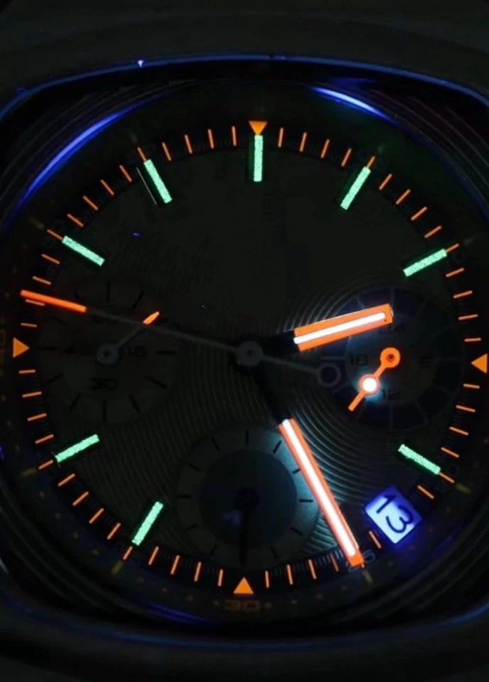 Reloj Brew Coffee Plata Rojo Negro Cronógrafo Estilo Métrico Ciloa Cuarzo MVMT Foto 3 de 4