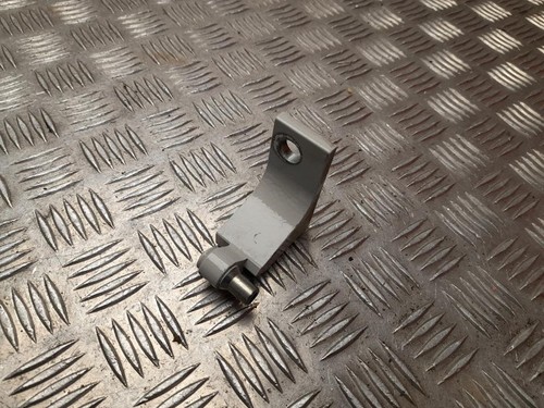Upper door hinge