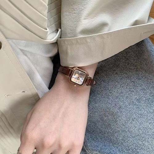 Distinctive Women's Watch in Retro Design for Fashion and Functionality - Picture 7 of 17