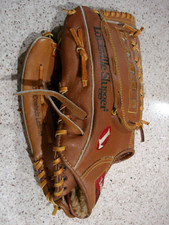 Louisville Slugger Player Series THE SOFTBALLER GLOVE HBG9 13.5" LHT MINT 
