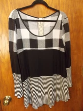 Lovely J knit top. Multiple pats. Black & white. Lace detail on back. Size 1XL.