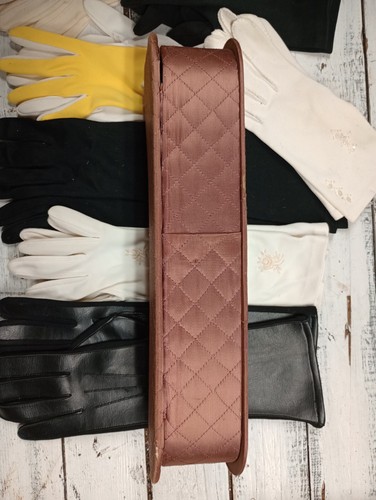 Vintage Pink Glove Box With 7 pair of various colors and length ladies' gloves - Picture 11 of 13