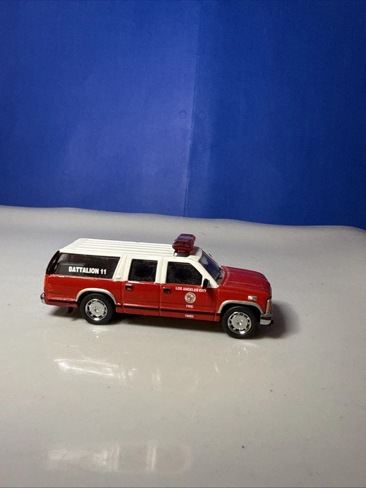 Code 3 1:64 Los Angeles City Fire Department GMC Suburban Battalion 11 - Image 4 of 4