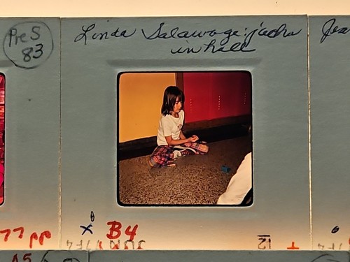 Lotto diapositive/foto vintage 35 mm bambini bambini a scuola ragazzi ragazze 40 diapositive E1dow - Foto 11 di 13