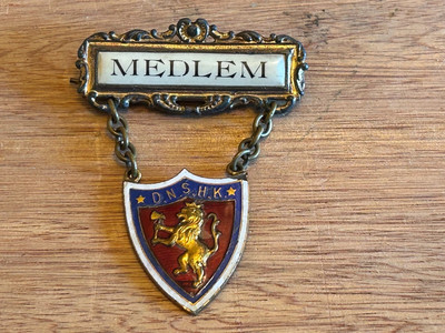 D.N.S.H.K. Medlem Badge Medal Pin FOB DNSHK Member Danish Crest Coat Of Arms Vtg