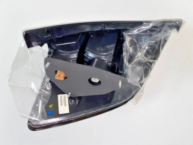 Conjunto de luz trasera Pontiac Vibe 2003-2008 original, pieza nueva OEM, P/N 88969947 Foto 2 de 4