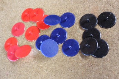 24 x große Kunststoff Golfball Marker 25 mm schwarz, blau + rot neu einfache Ansicht
