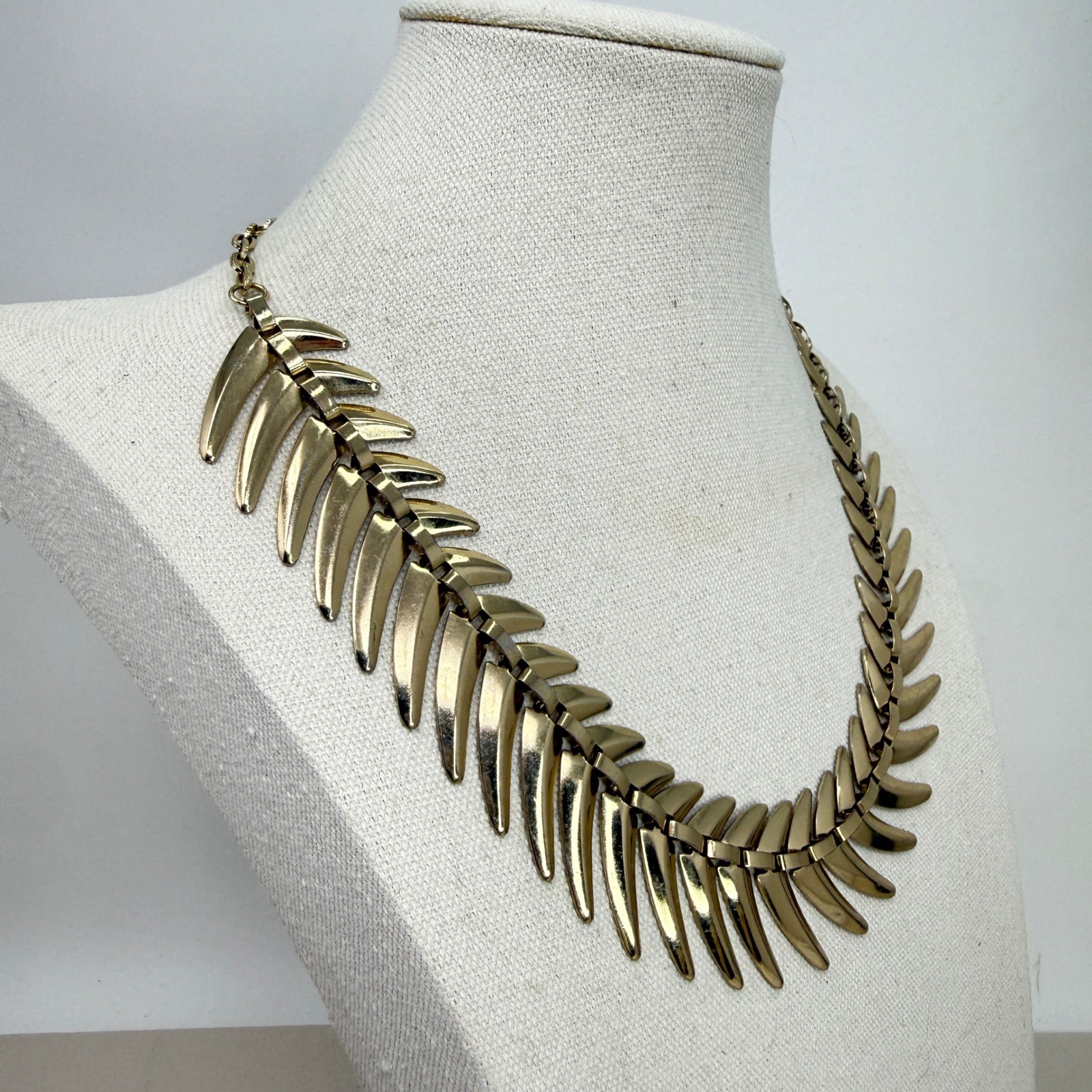 Chunky Leaf Pattern Necklace Articulated Bold Sta… - image 6