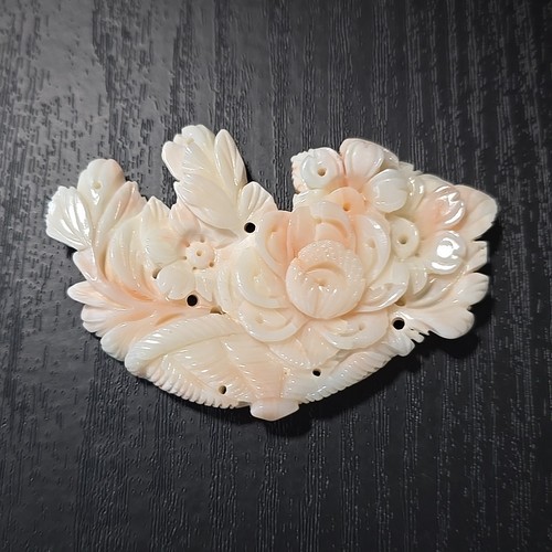 Intricata scultura floreale corallo pelle di angelo vintage - Foto 2 di 6