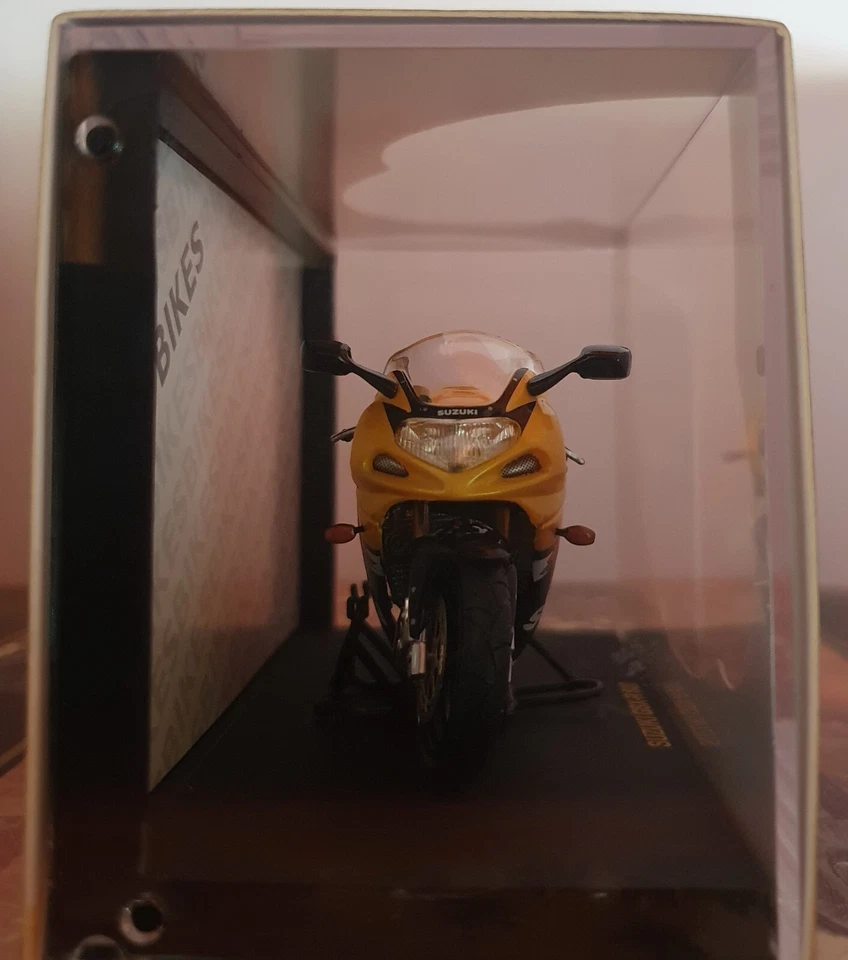 1:24 scale IXO, STB001 Suzuki GSX-R 600 Yellow  2000 - Image 2 of 4