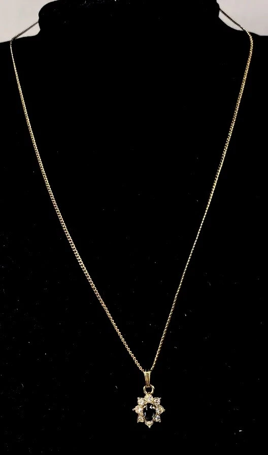 Pendientes de gota en tono dorado de inspiración vintage con detalles de ónix negro Foto 4 de 4