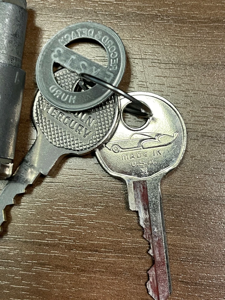 Cilindro de bloqueo de cubierta trasera Lincoln & Lincoln Cosmo 1950 y 1951 Hurd #33-949, nuevo de fábrica OEM Foto 3 de 4