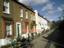 PHOTO  QUILL LANE PUTNEY TAKING A PHOTOGRAPH OF SOME OF THE ATTRACTIVE STREETS I