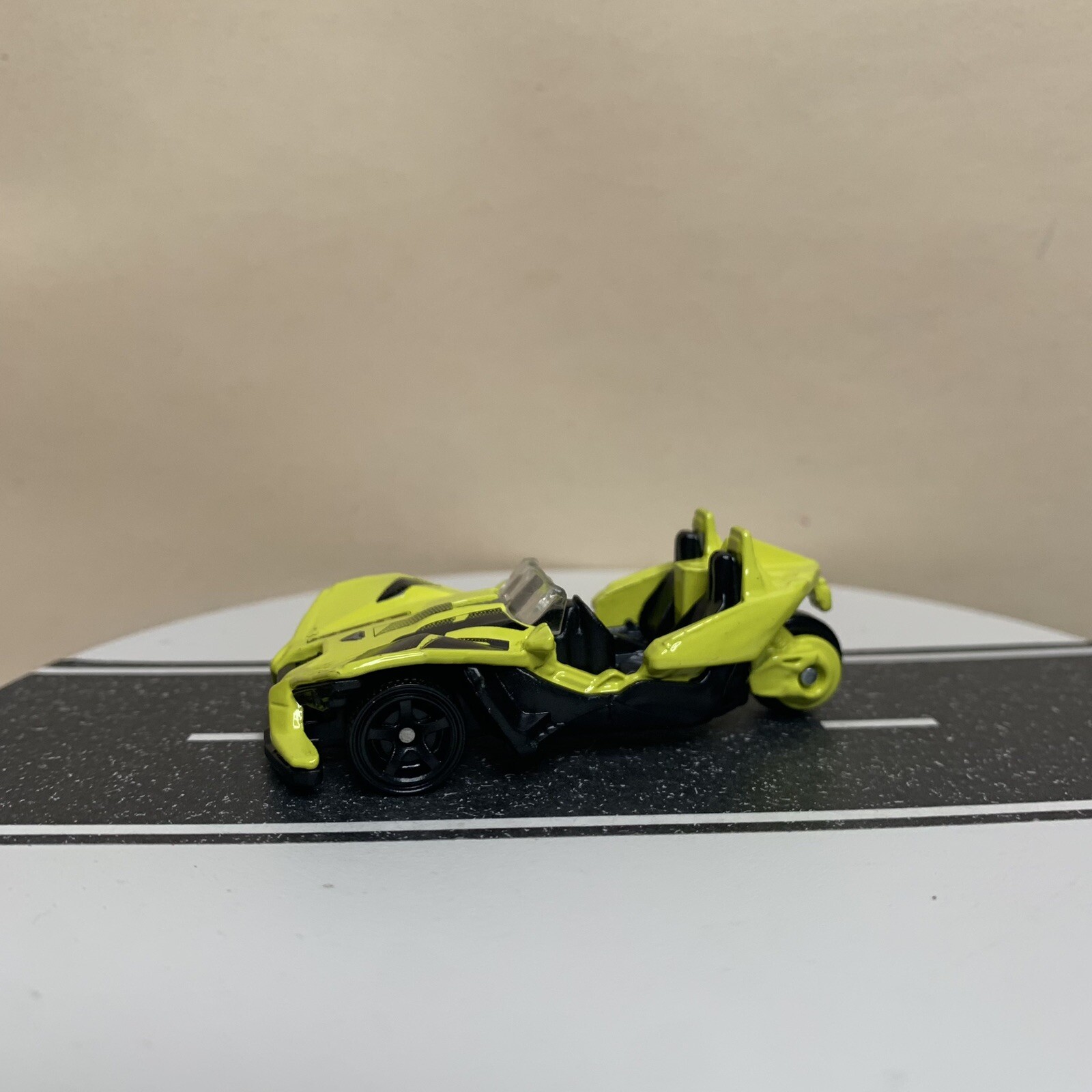 2022 Matchbox #90 Polaris Slingshot Fluorescent Yellow Three Wheel Motorcycle NM