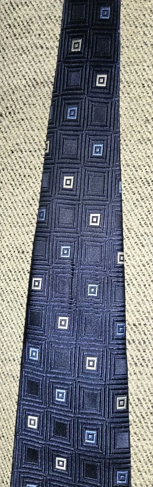 Cuadrados geométricos azul oscuro Michael Kors 100 % seda RN 121148 59,5 pulgadas 3,25 de ancho Foto 3 de 4