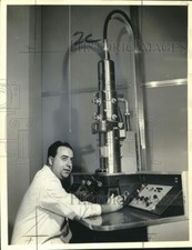 1965 Press Photo Dr Enrique Hernandez working at Delta Regional Primate Research