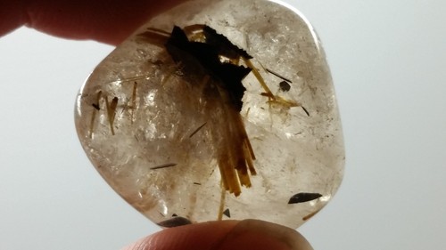 RUTILQUARZ aus Brasilien Rollstein Mineralien Lithotherapie Reiki Sammlung - Bild 2 von 2