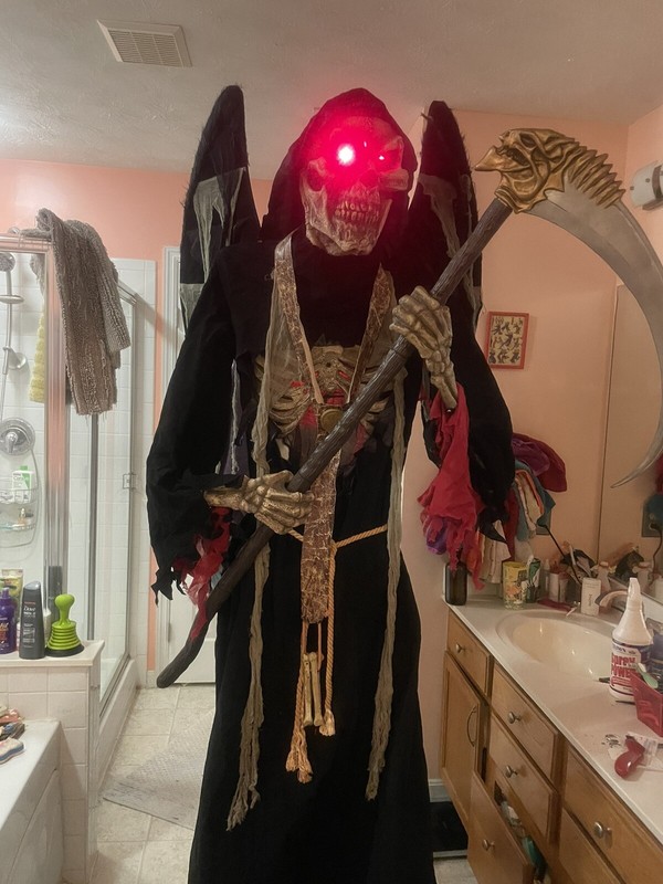 Spirit Halloween Ultimate Winged Reaper Retired Halloween Animatronic Prop W/box