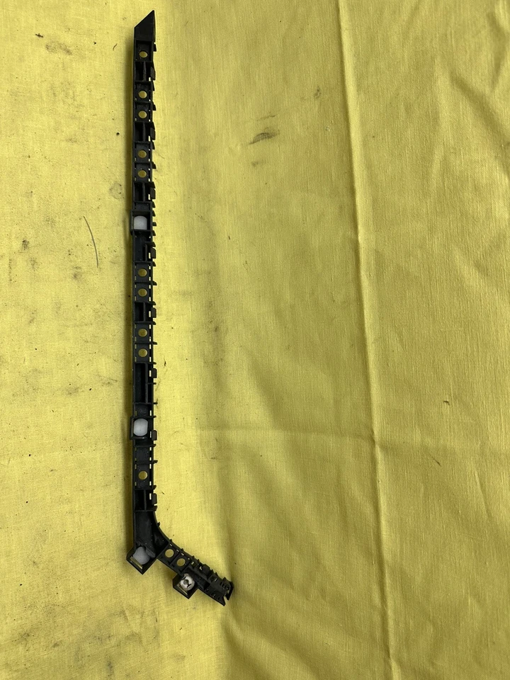 05-08 Acura RL Soporte de parachoques trasero Espaciador *Conductor* Soporte de plástico izquierdo 06 07 Foto 3 de 4