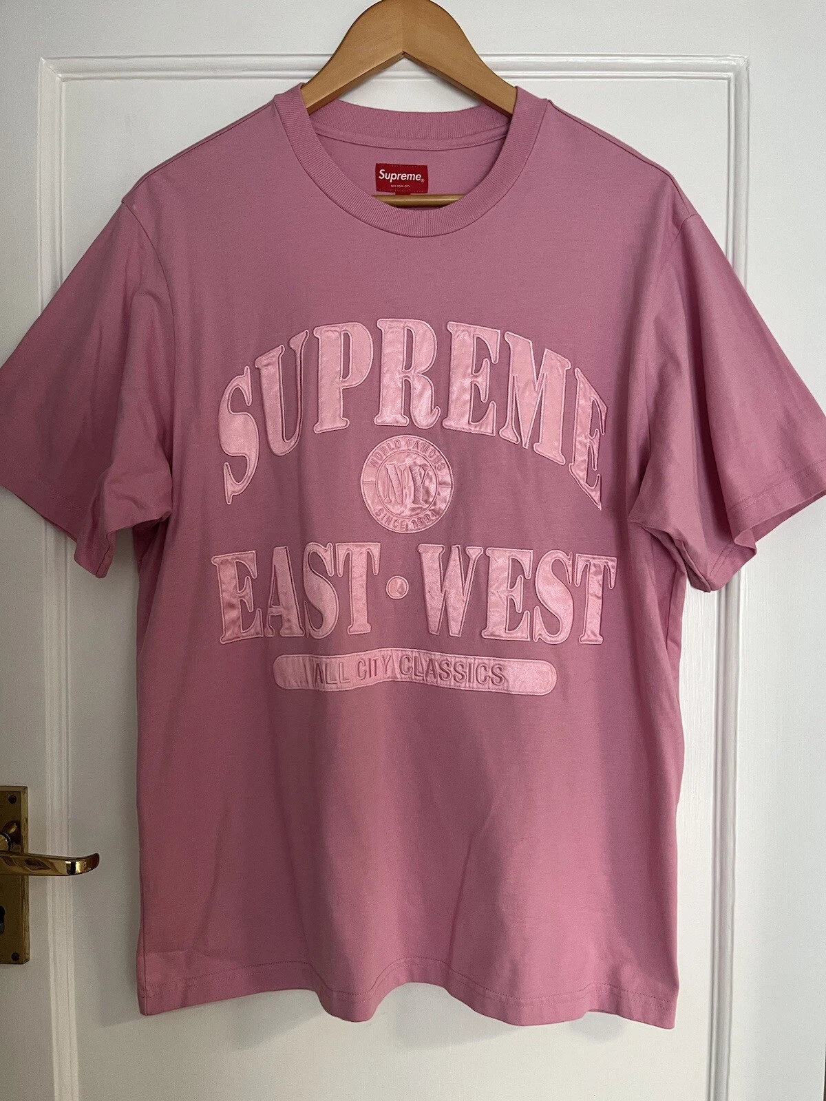 Tee shirt haut tee shirt supreme rose soie satin logo appliqué taille M neuf