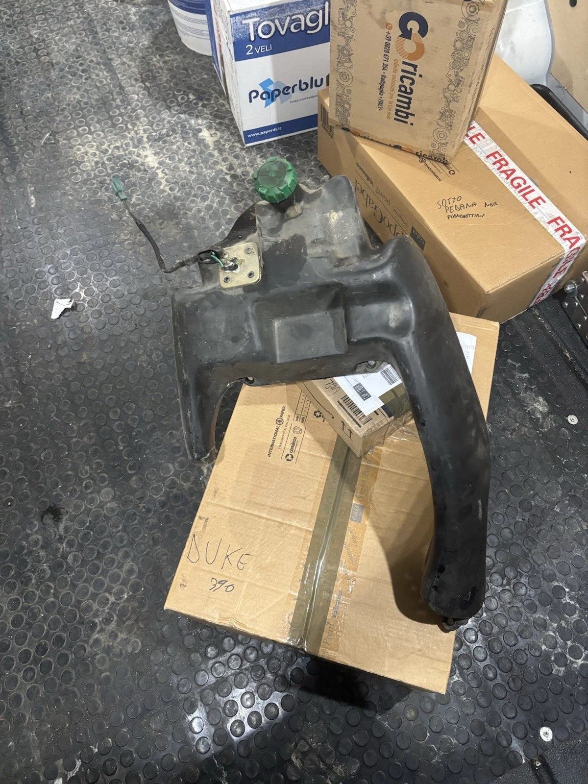 SERBATOIO BENZINA SCOOTER MALAGUTI PHANTOM F12 Con Tappo E Rubinetto