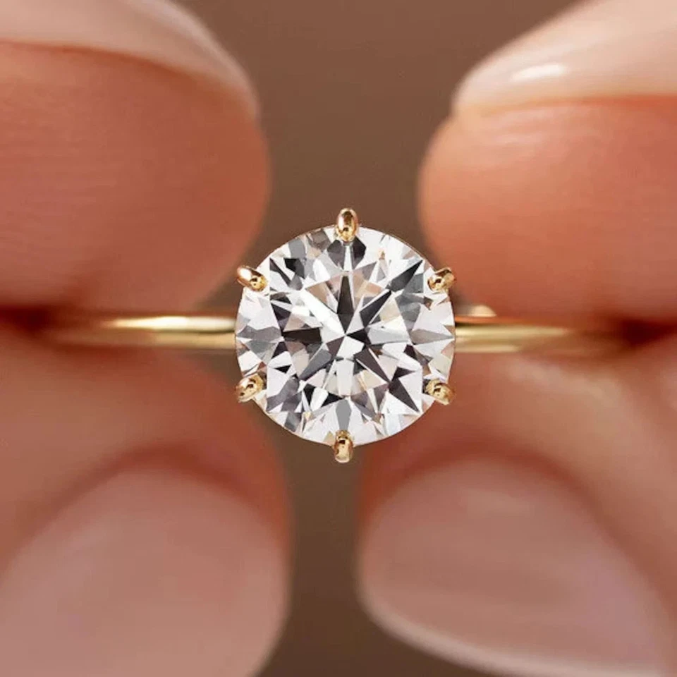 Anillo de boda solitario de diamantes redondo creado en laboratorio de 1,50 quilates enchapado en oro amarillo de 14 quilates Foto 3 de 4