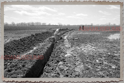 50s ILLINOIS FARM IRIGATION CANAL MAN DIGGING FIELD VINTAGE USA Photograph 8124