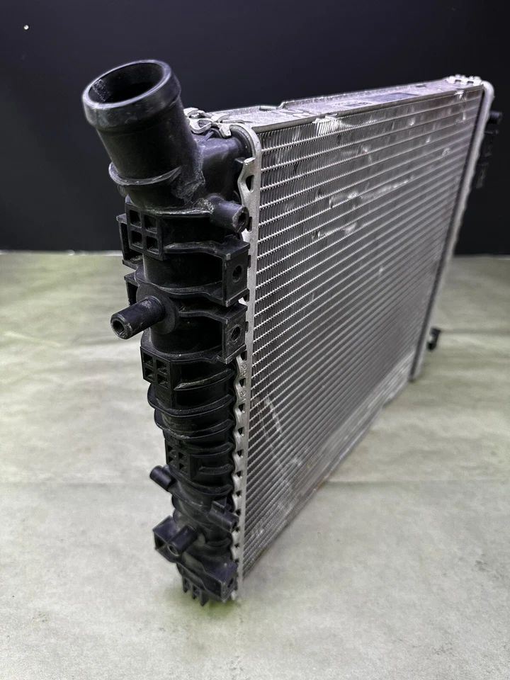 Radiador auxiliar AUDI R8 2008-2015 (pestaña rota) Foto 3 de 4