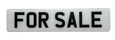 Hochwertiges ZU VERKAUFEN Schild (auf einem reflektierenden Nummernschild) wei&szlig;