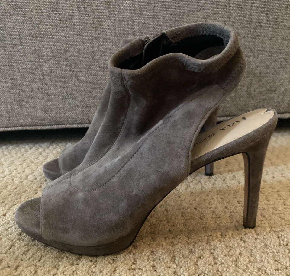 Salto alto Via Spiga biqueira aberta taupe nobuck tamanho 8.5 - Imagem 2 de 4