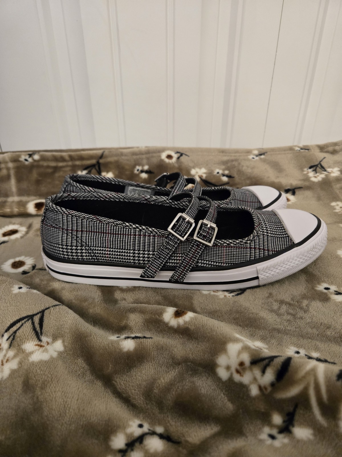 Converse Dainty Mary Jane Sneaker - Women's size 7 thumbnail 3