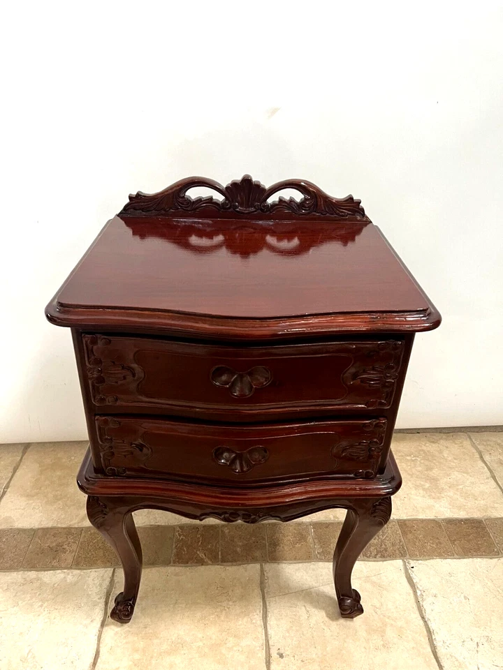 Mesa de cabeceira vintage duas gavetas rabo de pomba mogno esculpido país francês - Imagem 4 de 4