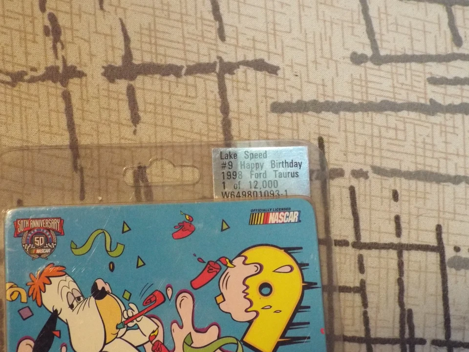 Экшн-фигурка Ford Taurus 1998 Lake Speed No9 Happy Birthday Cartoon Network масштаб 1:64 - Изображение 2 из 4