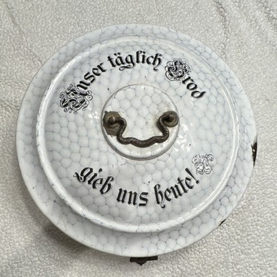 Round Crackle Pattern Metal Bread Bin with Lid, White Black, German Script