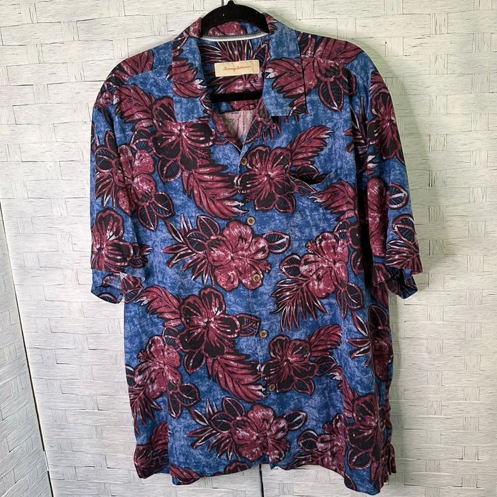 Tommy Bahama men’s Vintage Hawaiian button down Shirt 100% Silk bohemian