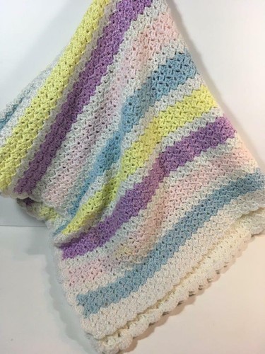 Mädchen HANDARBEIT lila, rosa, blau, gelb & weiß gestreift Häkel Strick Decke - Bild 1 von 3