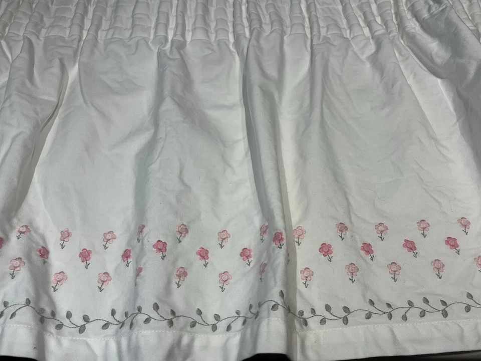 "Cortina cenefa bordada floral blanca y rosa Pottery Barn Kids 49"" X 17,5""" Foto 4 de 4