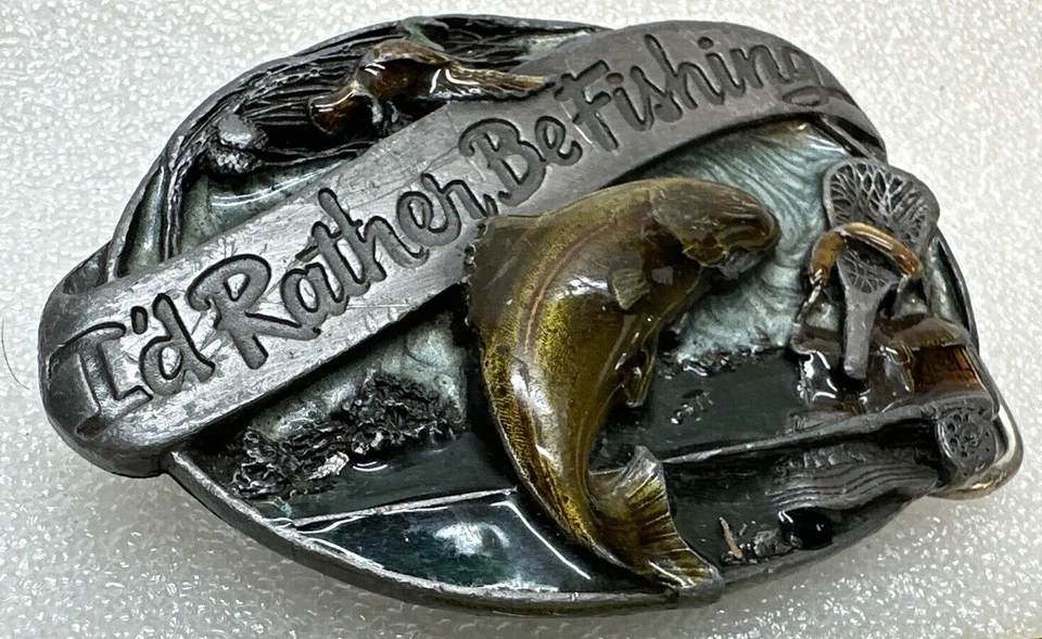 Siskiyou Buckle Co. 1985 Hebilla de cinturón de pesca I'd Rather Be EE. UU. M-30 esmaltada Foto 4 de 4