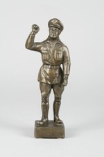 47137 - Ernst Th&auml;lmann. Skulptur, Darstellung als Rotfront-K&auml;mpfer mit erhobener