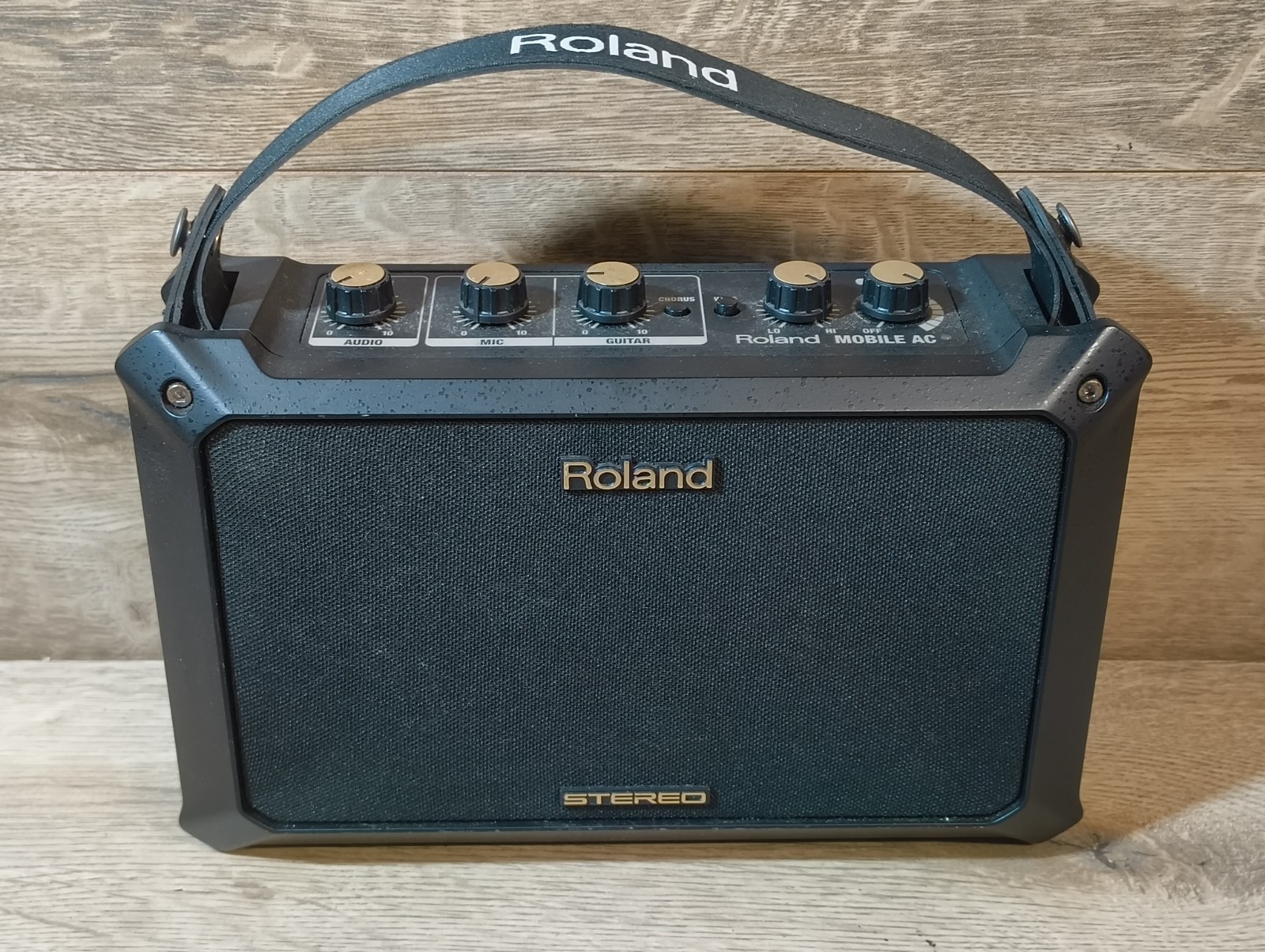 Roland Mobile AC Acoustic Guitar Amplifier Battery Powered