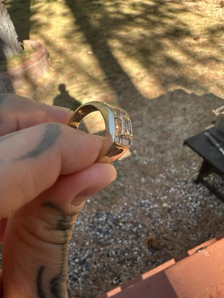 Anillo con racimo de diamantes de oro amarillo de 14k para hombre Foto 4 de 4