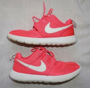 hot pink nike roshe